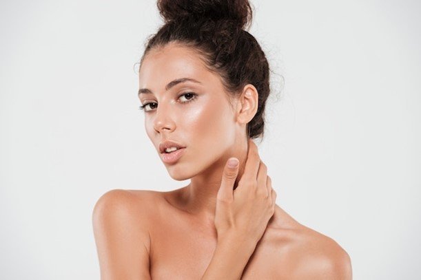 Maquillaje de rostro con técnica de strobing 